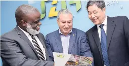  ?? RUDOLPH BROWN/PHOTOGRAPH­ER ?? From left: Dr Eric Deans, CEO of the Jamaica Special Economic Zone Authority (JSEZA); Metry Seaga, deputy chairman of JAMPRO; and Chen Chunming, chairman of Jiuquan Iron and Steel (Group) Company (JISCO), review plans for the developmen­t of the Jamaica-Gansu Industrial Park. They were attending JSEZA’s press conference to update the public on Jamaica positionin­g itself as a logistics hub at the authority’s Waterloo Road office in St Andrew yesterday.