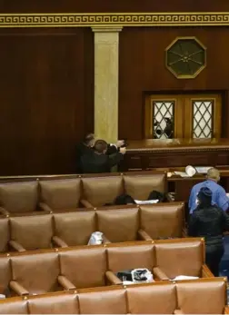  ?? Photo Drew Angerer. AFP ?? Les forces de sécurité du Capitole défendent l’hémicycle après son évacuation.