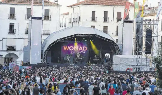  ?? SERGIO VELA ?? Imagen captada ayer en el Festival Womad que ya congregó multitudes en la plaza Mayor de Cáceres.