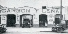 ??  ?? Imagen de 1932 del local de venta de carbón y leña de Cleto Reyes, el cual se ubicaba en la calle de Versalles 72, en la colonia Juárez de la Ciudad de México.