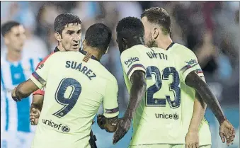  ?? FOTO: PERE PUNTÍ ?? Suárez, Umtiti y Rakitic protestan a Undiano tras el pitido final Le reclamaron más tiempo añadido: sólo dio tres minutos