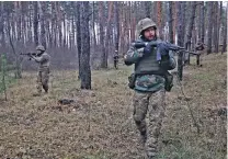  ?? ROMAN CHOP/ASSOCIATED PRESS FILE PHOTO ?? Ukrainian servicemen take positions last week on the front line at an undisclose­d location in the Donetsk region, Ukraine.