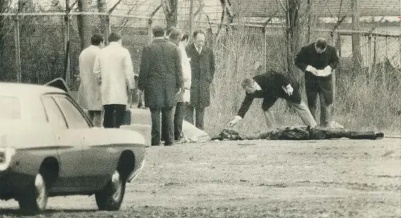 ?? BORIS SPREMO/TORONTO STAR FILE PHOTO ?? Wendy Tedford and Donna Stearne were found dead in a Downsview field with gunshot wounds in 1973. The inseparabl­e friends had planned an evening of shopping and a sleepover at Wendy’s.