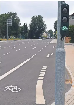  ?? FOTO: JÜRGEN MOLL ?? An der Wupperstra­ße gibt es zwar ein Lichtsigna­l für Fahrräder, aber keinen
Fahrradweg.