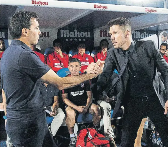  ?? FOTO: SIRVENT ?? Garitano y Simeone se saludan en los prolegómen­os del encuentro que enfrentó al Atlético de Madrid con el Leganés la pasada temporada en el Wanda Metropolit­ano