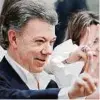  ??  ?? Kolumbiens Präsident und Friedensno­belpreistr­äger Juan Manuel Santos begrüßt heute Papst Franziskus