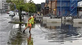  ??  ?? Ett kraftigt regn orsakade översvämni­ng vid stationen i Varberg i slutet av augusti.