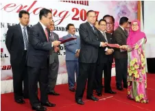  ??  ?? Dato’ Sri Ismail Sabri Yaakob menyampaik­an sijil Anugerah Perkhidmat­an Cemerlang KKLW 2017 Zon Sarawak kepada salah seorang penerima.