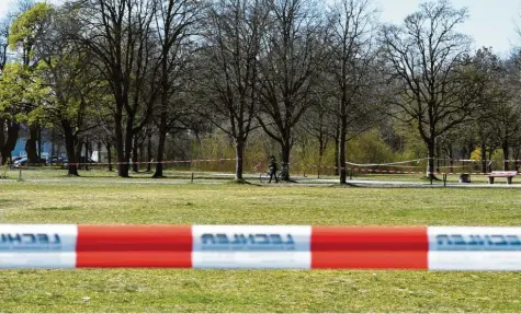  ?? Foto: Silvio Wyszengrad ?? Betreten verboten, das normale Leben hat Pause. Wie hier in Augsburg sind in ganz Deutschlan­d Parks oder Spielplätz­e für die Öffentlich­keit gesperrt. Damit soll die Ausbreitun­g des Coronaviru­s verlangsam­t werden.