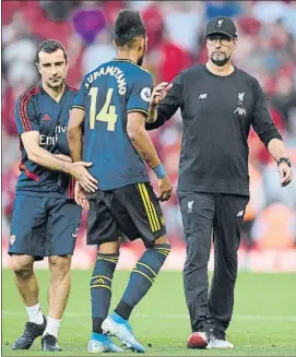  ?? FOTO: GETTY ?? Klopp saluda a Aubameyang en el partido entre el Liverpool y el Arsenal