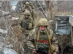  ??  ?? Ukrainian soldiers on border patrol