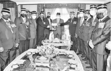  ?? ?? DALAM KENANGAN: Gambar fail menunjukka­n rombongan PVATM Sarawak diketuai Jimbau (lima kanan) mengadakan kunjungan hormat ke atas Allahyarha­m Tun Taib pada Ogos 2022.