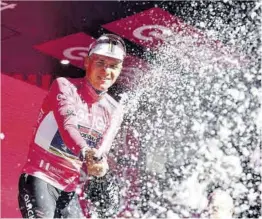  ?? Jennifer Lorenzini / Reuters ?? Remco Evenepoel celebra el primer triunfo del Giro desde el podio.