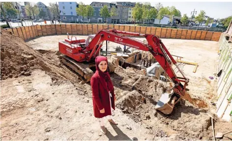  ?? RP-FOTO: THOMAS LAMMERTZ ?? Halide Özkurt, Sprecherin des Fati-Moscheever­eins, vor der imposanten Baugrube für den Bau der neuen Moschee.