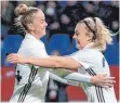  ?? FOTO: DPA ?? Giulia Gwinn (li.) feiert ihr Tor zum 3:2 mit Lena Lattwein.