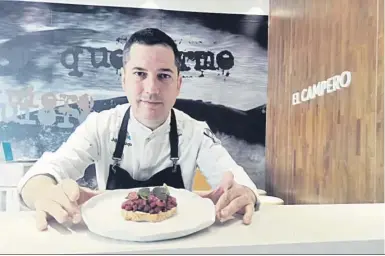  ?? COSAS DE COMÉ ?? Julio Vázquez muestra en un plato la famosa tosta de atún y trufa.