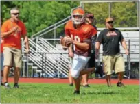  ?? SAM STEWART — DFM ?? Perkiomen Valley quarterbac­k Cole Peterlin rolls out during last Saturday’s scrimmage against Pottsgrove.