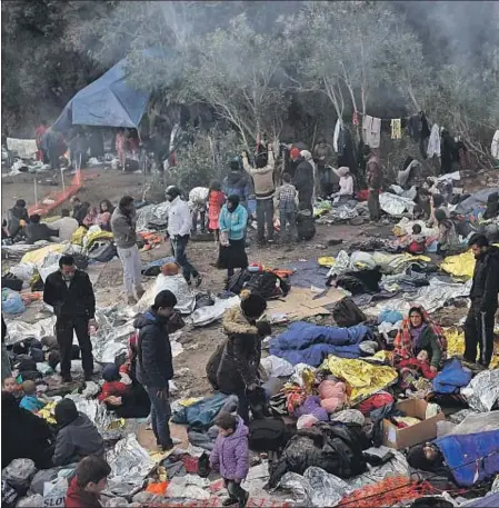  ??  ?? Refugiados e inmigrante­s duermen al raso en un bosque de la isla griega de Lesbos