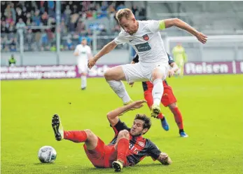  ?? FOTO: DPA ?? Das war am vorigen Samstag: Der Wiesbadene­r Niklas Dams (unten) mit FCH-Kapitän Marc Schatterer.