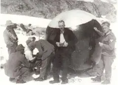  ??  ?? Ende einer Irrfahrt auf dem Gletscher: In dieser Aluminiumk­ugel mit einem Durch messer von 2,10 Meter saßen Auguste Piccard und sein Assistent Paul Kipfer.