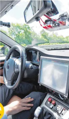  ?? FOTO: DPA ?? Schon heute kann der Mensch die Kontrolle über das Fahrzeug an den Computer weitgehend übergeben. Doch ehe das autonome Fahren in den Alltag einzieht, müssen noch zahlreiche Fragen geklärt werden.