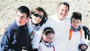  ??  ?? Meade y su familia durante un viaje al Nevado de Toluca.