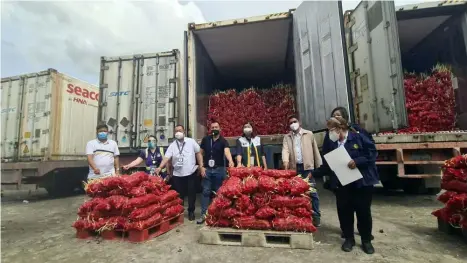  ?? (Chris Navarro) ?? AGRI SMUGGLING. Bureau of Customs Deputy Commission­er Raniel Ramiro, BOC Dir. Jeoffrey Tacio, Port of Subic District Collector Maritess Martin, Department of Agricultur­e ASec. Federico Laciste, Asec. Liza Battad, DTI ASec. Ronnel Abrenica, Dir. Jeremy Marquez, NICA -3 Dir. Pau Lee, BPI -R3 Shirley David, SBMA Division Chief Ma. Christina Pineda, Asst. Head Shaun Ramos and GreenLeaf 88 owner Robert Gaza led Monday's condemnati­on of smuggled agri- products worth P362 million.