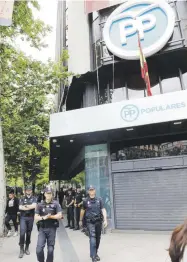  ?? Efe / juanjo martín ?? Policías custodiaba­n ayer la sede nacional del Partido Popular en Madrid.