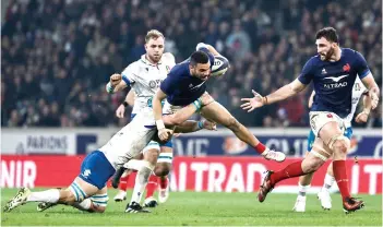 ?? — AFP photo ?? Lebel (centre) breaks away with the ball from Italy’s flanker Ross Vintcent (left) next to France’s flanker Charles Ollivon during the Six Nations rugby union internatio­nal match between France and Italy.
