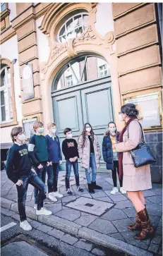  ?? RP-FOTO: ANNE ORTHEN ?? Schüler des St. Ursula-gymnasiums mit Lehrerin Birgit Brinkmann vor der Mahn- und Gedenkstät­te