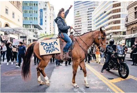  ?? FOTO: SHIRA BEZALEL ?? Eine schwarze Frau auf einem Pferd kann niemand ignorieren: Brianna Noble bei einer Demonstrat­ion in Oakland, Kalifornie­n.