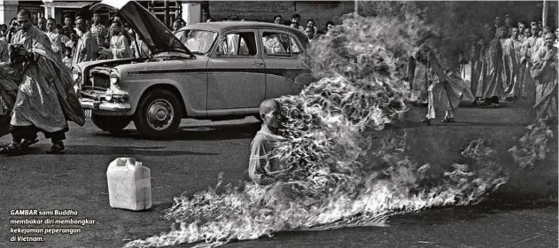  ??  ?? GAMBAR sami Buddha membakar diri membongkar kekejaman peperangan di Vietnam.