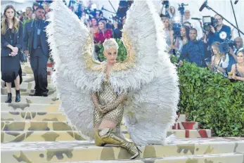  ?? FOTOS: AFP ?? Eins ist sicher: Katy Perry ( Bild oben) ist wohl nicht mit Taxi oder U- Bahn angereist. Auch Popsängeri­n Rihanna, „ Sex and the City“- Star Sarah Jessica Parker und die frühere Provokatio­nskönigin Madonna ( unten von links) zogen mit ihren Outfits die...