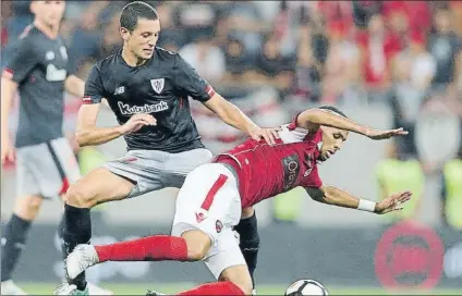  ?? FOTO: EFE ?? Vesga se ha ganado la confianza de Ziganda en los partidos de pretempora­da y frente al Dinamo acompañó a Beñat en la medular