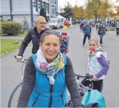  ?? FOTO: JULIA FREYDA ?? Familie Kempf aus Markdorf nutzt den Tag der Wirtschaft für einen Familienau­sflug.