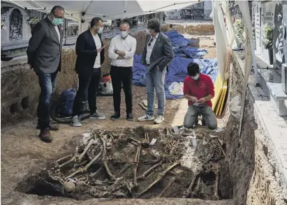  ?? Photo: Town hall ?? The exhumation at Gandia cemetery