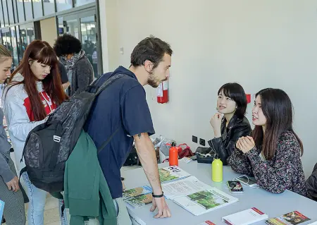  ??  ?? Rotte internazio­nali L’ultima fiera «Study Abroad Fair» in cui l’ateneo di Trento ha pubblicizz­ato le possibilit­à di studio all’estero