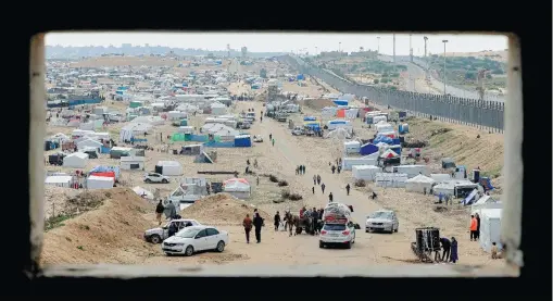  ?? [AFP / Mohammed Abed] ?? Flüchtling­scamp in Rafah im Süden des Gazastreif­ens unmittelba­r an der Grenze zu Ägypten.