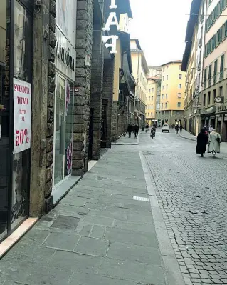  ??  ?? Deserto
Por Santa Maria ieri pomeriggio, tanti negozi chiusi nel cuore di Firenze semidesert­o