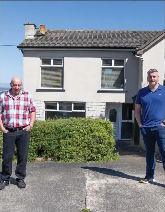  ??  ?? John Madill and Frank Forsey living next to vacant house which has been leaking sewage for two years.