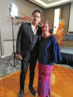  ??  ?? ALEX Medina poses with Marilyn Roque