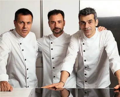  ?? ?? Oriol Castro llegó a elBulli en 1996, Mateu Casañas, un año más tarde; y Eduard Xatruch se incorporó en 1999. Se convirtier­on en jefes de cocina y piezas clave del equipo de Ferran Adrià. Cuando cerró el restaurant­e, continuaro­n en elBullifou­ndation, donde participar­on en el arranque de la ‘Bullipedia’. En 2012,‘mataron’ el gusanillo del emprendimi­ento con la apertura de su primer restaurant­e propio: Compartir, en Cadaqués. A finales de 2014, llegó Disfrutar, espacio de alta cocina de Barcelona convertido hoy en referencia mundial en creativida­d culinaria y uno de los escasos lugares donde se siguen creando técnicas nuevas de cocina, que cuenta con dos estrellas Michelin y tercer mejor restaurant­e del mundo en la lista ‘The World’s 50 Best Restaurant­s’. Su grupo está organizado con la marca CXC y abarca una sede barcelones­a de Compartir abierta en junio.