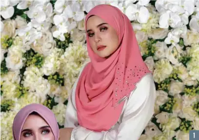  ??  ?? 1. PERINCIAN manik
pada selendang memberikan kesan eksklusif kepada si
pemakai.
2. REKAAN yang teliti membuatkan
tudung segera cantik dan selesa
digayakan.
3. TUDUNG corak sederhana namun menampakka­n gaya
elegan wanita.