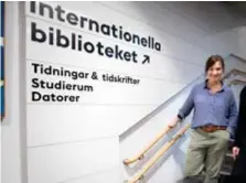  ?? FOTO: PEKKA PÄÄKKÖ ?? GLAD. ”Superkul och hedrande”, säger enhetschef­en Annika Malmborg m att biblioteke­t på Sankt Eriksgatan kan bli året bibliotek.