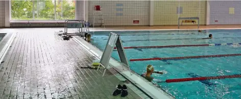  ?? RP-FOTO (ARCHIV): WOLFGANG KAISER ?? Drei Bahnen sind für die Sportschwi­mmer reserviert, die übrigen für die, die nicht so schnell schwimmen können oder wollen. Der Boden und somit die Wassertief­e lässt sich einstellen.