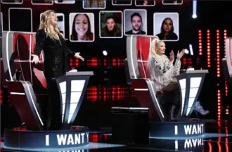  ?? Trae Patton/NBC ?? Kelly Clarkson, left, and Gwen Stefani are judges on the fifth season of “The Voice.”