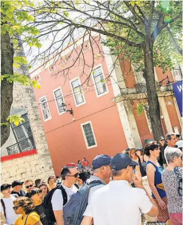  ?? ?? Fata de sanitários provoca filas no acesso, como acontece no Largo do Carmo, em Lisboa