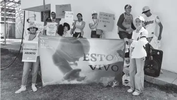  ?? FOTO: DEBATE ?? Piden a automovili­stas tocar el claxon si están a favor de la vida.