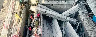  ??  ?? CAUSA. Según testigos, una grúa habría golpeado a una columna de la construcci­ón con una viga, lo que provocó el colapso.