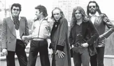  ??  ?? Schon in den 70ern schick: Bryan Ferry (l.) im Mai 1973 mit Roxy Music